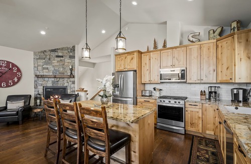 Truckee House | Mountain Getaway | 3 King Beds, AC & Clubhouse Access | 3-min walk to Trails
