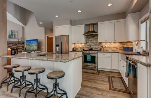 Truckee House | Mountain Jewel by Tahoe Getaways- 4 BR in Tahoe Donner - Hot tub + A/C