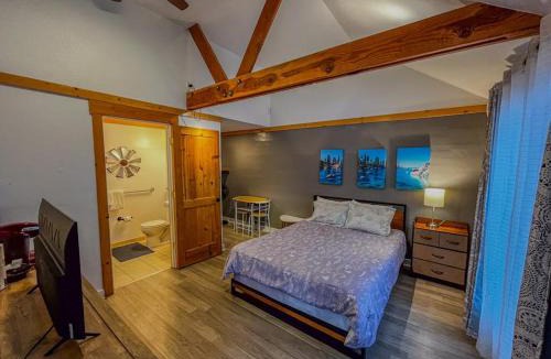 Kings Beach Ski Chalet | Mountain lakeview hotel family-friendly with golf skiing WiFi & Netflix