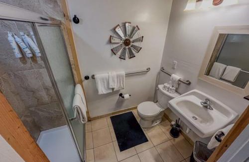 Kings Beach Ski Chalet | Mountain lakeview hotel family-friendly with golf skiing WiFi & Netflix