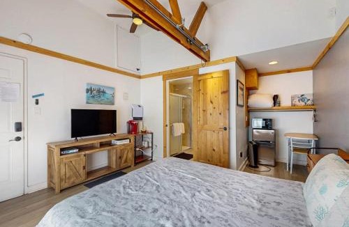 Kings Beach Ski Chalet | Mountain lakeview hotel family-friendly with golf skiing WiFi & Netflix