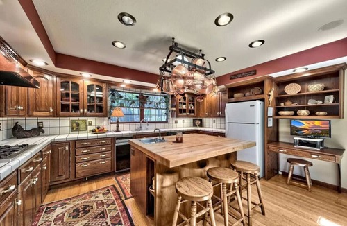 Black Bart House | Mountain Meadow Cabin | XL Deck, Heavenly, Views!