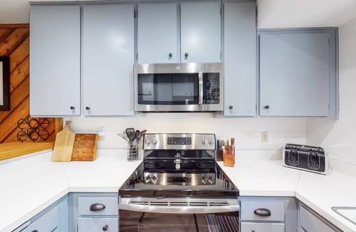 Lakeshore Condo | Mountain retreat near the lake & skiing with deck, shared pool & grill
