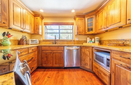 Mammoth Lakes House | Mountain Townhome w/Jacuzzi, Pool & Tennis 380