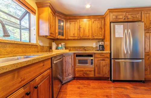 Mammoth Lakes House | Mountain Townhome w/Jacuzzi, Pool & Tennis 380