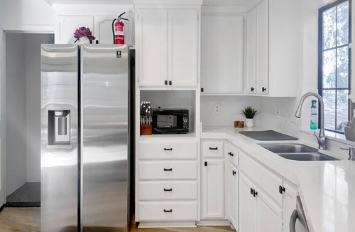 Groveland House | Mountain view house with game room, WiFi, AC, shared pool, and athletic courts