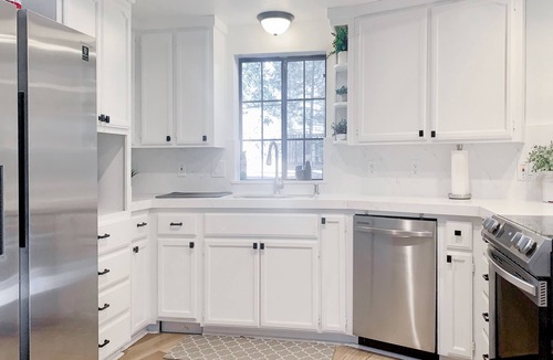 Groveland House | Mountain view house with game room, WiFi, AC, shared pool, and athletic courts