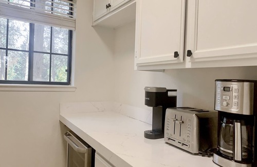 Groveland House | Mountain view house with game room, WiFi, AC, shared pool, and athletic courts