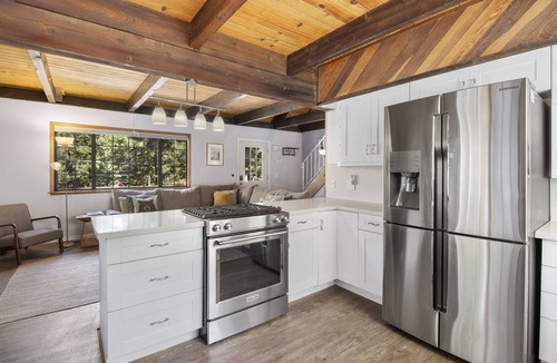 Pioneer Trail House | Mountain View Tahoe cabin, pet friendly with fenced yard, Hot Tub, King bed