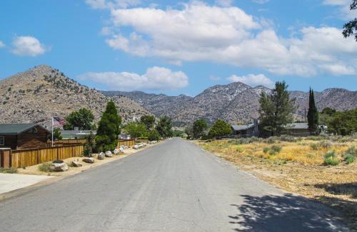 Sequoia National Forest House | Mountain Views! High Desert Hideaway in Oynx