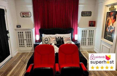 Midtown Apartment | Movie Night 100 inch Screen, Walk to Bars and Restaurant