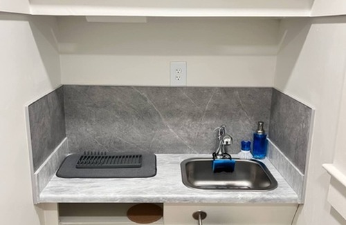 Midtown Apartment | Movie Night 100 Inch Screen, Walk to Bars and Restaurant