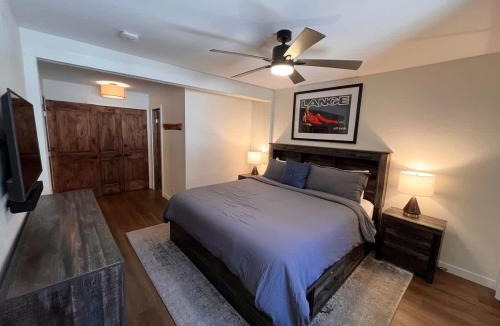 Mammoth Lakes House | MSRC28 - Cozy Ski Condo - Walk to Canyon - Dog Friendly