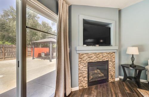 Visalia House | Mtn Retreat 3 Mi to Dtwn Visalia w/Poolside BBQ