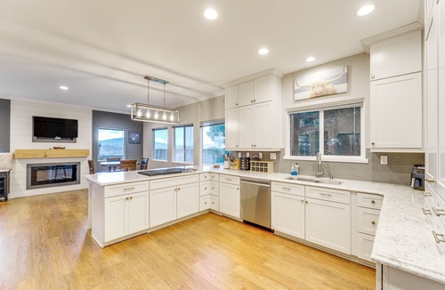 Sparks Cottage | Mtn-view Haven w/Hot Tub! 28 Mi to Mt Rose Ski