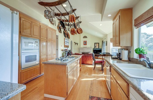Montclair House | Mtn Views & Hot Tub: 4,300-Sq-Ft Oakland Retreat