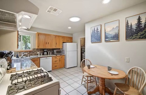 Oakhurst Cottage | Multi-Gen Family Retreat: 2 Homes, 2 Hot Tubs, Bass Lake & Yosemite