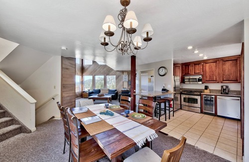 Tahoe Village Condo | Mv62 lakeview condo with hot tub