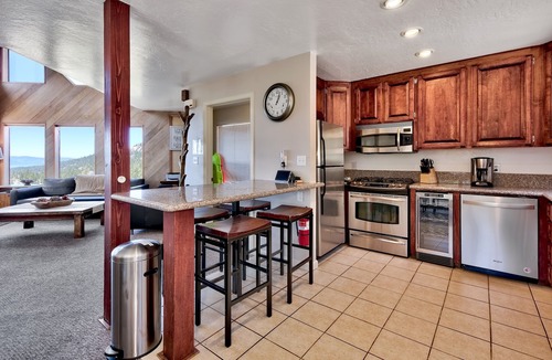 Tahoe Village Condo | Mv62 lakeview condo with hot tub