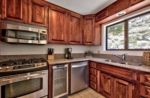 Tahoe Village Condo | Mv62 lakeview condo with hot tub