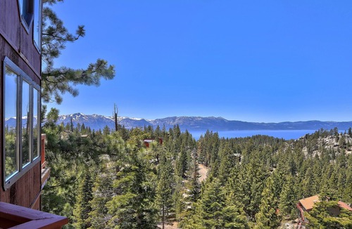 Tahoe Village Condo | Mv62 lakeview condo with hot tub