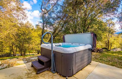 Oakhurst Villa | Mystic Mountain Villa, 14 miles from Yosemite