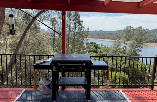 Oak Shores House | Naci Lakeview Retreat with Game Room!