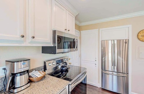 Napa Condo | Napa 1BR Silverado condo with fireplace, patio & heated pool