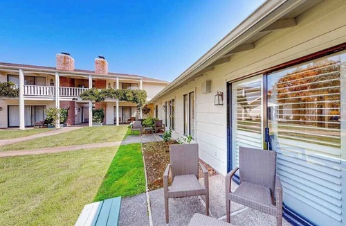 Napa Condo | Napa 1BR Silverado condo with fireplace, patio & heated pool