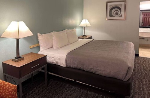 Fairfield Hotel | Napa Valley Stay King Studio w/Breakfast & Pool