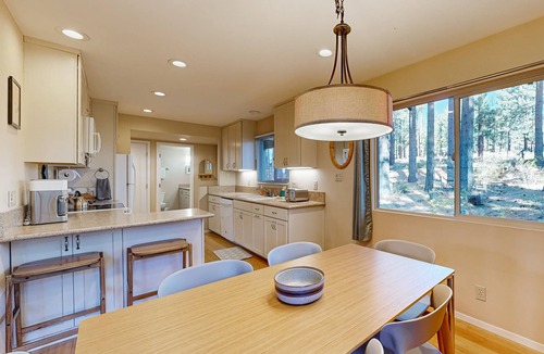 Black Bart House | Nature retreat with large patio, wood stove, WIFI, & conveniently located!