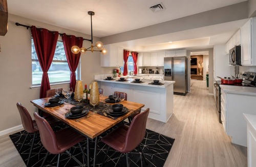 Paradise Villa | Near Convention Center HUGE BACKYARD ONE STORY VILLA BIG POOL STYLISH GAME ROOM