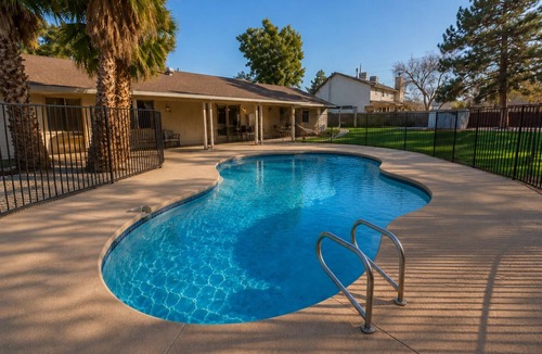 Paradise Villa | Near Convention Center HUGE BACKYARD ONE STORY VILLA BIG POOL STYLISH GAME ROOM