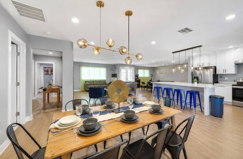 Paradise Villa | Near convention center! VIP High End 6BR w, Big Pool and Huge Yard. Enjoy!