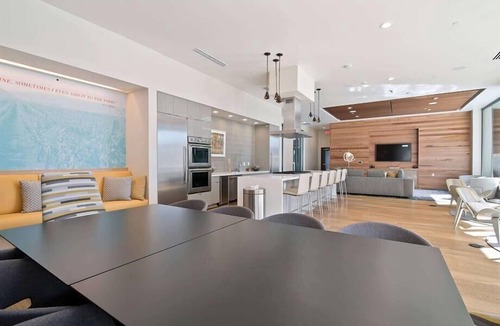Shoreline West Apartment | Near FB & Ggl 2 BR | Outdoor Swimming Pool