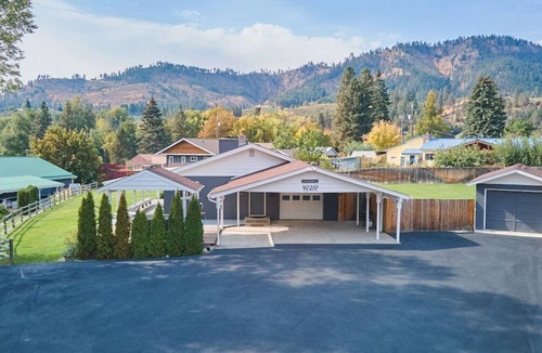 Peshastin House | Near Leavenworth Riverfront 6BR + Hot Tub Retreat