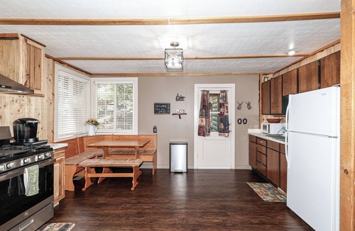 Long Barn Cabin | Near Pinecrest- AC, outdoor space,arcade games & spacious deck!