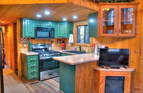Tahoe Valley Cabin | Near Ski Resorts - Full Kitchen - TV - Pet friendly