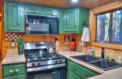 Tahoe Valley Cabin | Near Ski Resorts - Full Kitchen - TV - Pet friendly