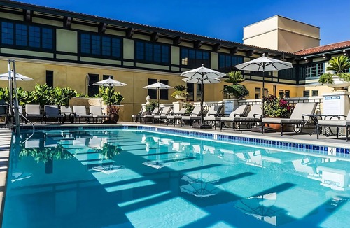 San Jose Hotel | Near the Municipal Rose Garden in San Jose! Valet Parking, Swimming Pool!