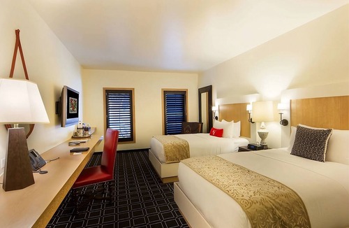 San Jose Hotel | Near the Municipal Rose Garden in San Jose! Valet Parking, Swimming Pool!
