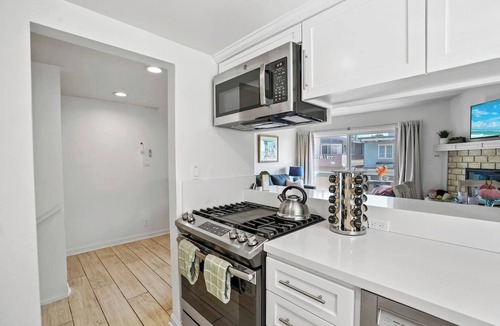 Pierpont Bay House | Nearly-Beachfront 6 bedrooms + Dog