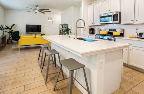 Raisin House | New 3-Bedroom House, Gated Community, Pool, near Fresno Airport and Starbucks.