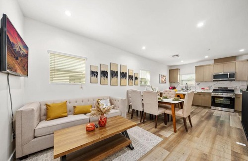 Rampart Village House | New 4 Ensuite BR Sleeps 12 & Gated Parking