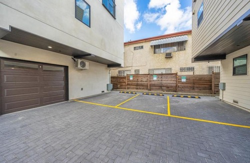 Rampart Village House | New 4 Ensuite BR Sleeps 12 & Gated Parking