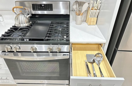 Visalia House | New! 4BR Vacation Home, Tub, BBQ, EV, close to Sequoia