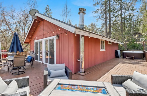 Oakhurst House | New! Arcade Games, Hot Tub, Fire Pit, BBQ, 3:2