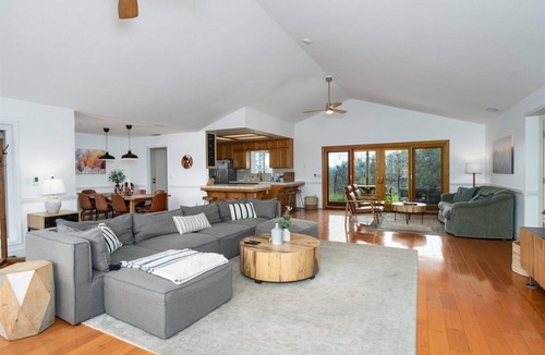 Oakhurst House | New! Big Sky Cabin at Yosemite w/VIEWS, hot tub, firepit, and more!