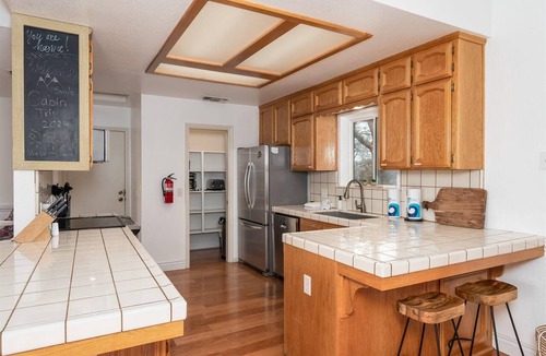Oakhurst House | New! Big Sky Cabin at Yosemite w/VIEWS, hot tub, firepit, and more!