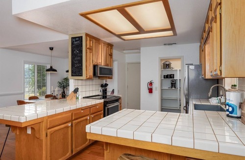 Oakhurst House | New! Big Sky Cabin at Yosemite w/VIEWS, hot tub, firepit, and more!